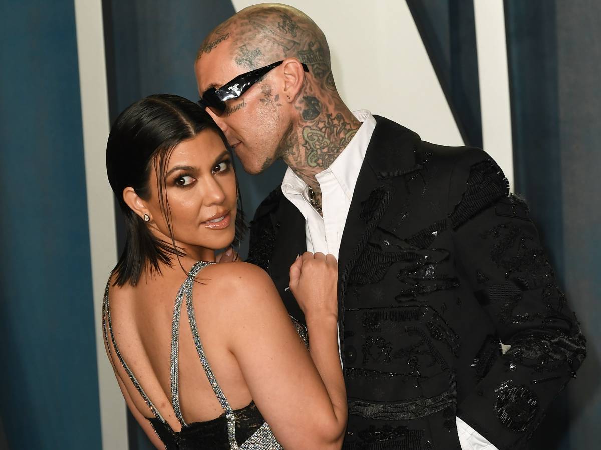 Любовь не знает границ: фанатка мужа Кортни Кардашьян протаранила ворота его дома