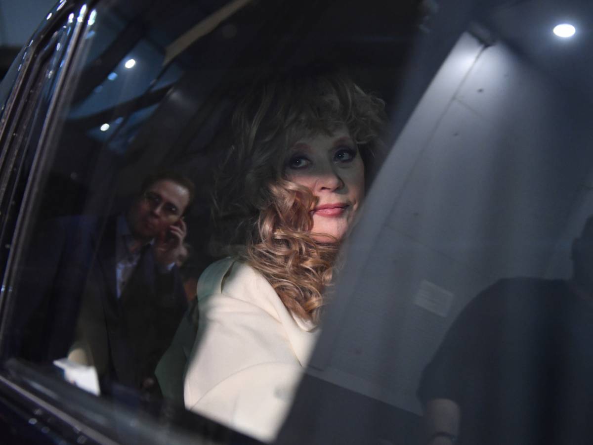 Алла Пугачева Обнаружили рядом с гробом: Алла Пугачева надела траурный наряд