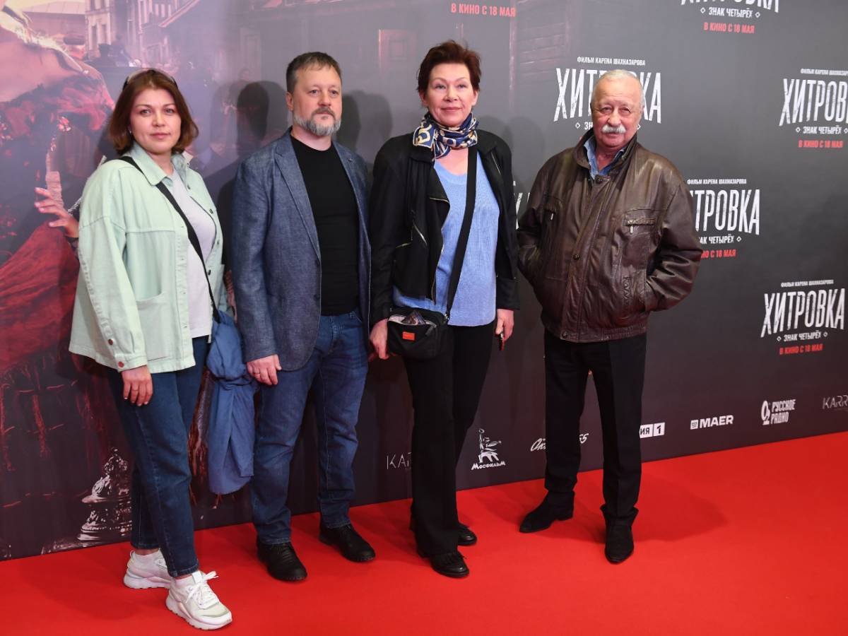 Леонид Якубович, его сын Артем и их супруги Публика в шоке: Якубович представил публике тайного наследника