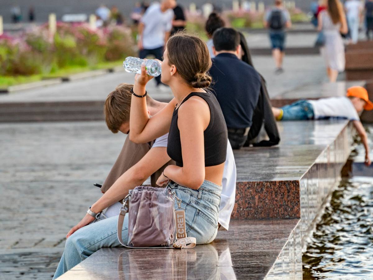 Предпочтение отдаётся чистой питьевой воде Как узнать об обезвоживании? Два сигнала предотвратят напрасную боль