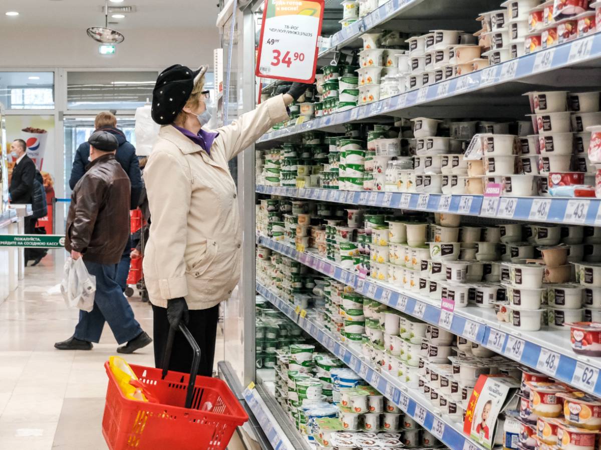В торговых сетях сохраняются наценки от 40% и выше, в то время как закупочные цены снижаются Цены выросли в два с лишним раза! Россияне бьют тревогу из-за подорожания молочки