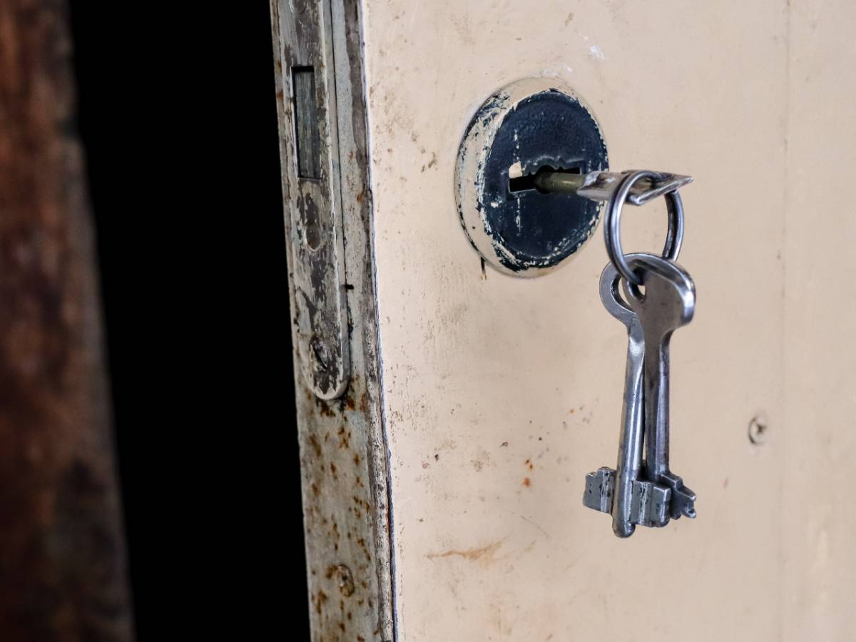 Попробуйте необычный трюк Уже пожалели о замене замка? Попробуйте этот трюк, тогда ключ застревать не будет