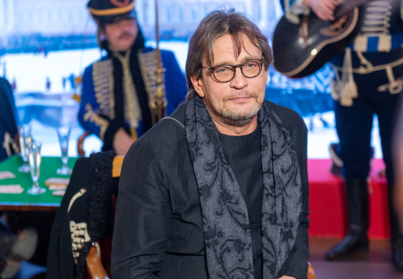 Александр Домогаров "Чуть не закончил плохо": Александр Домогаров о борьбе за жизнь жены