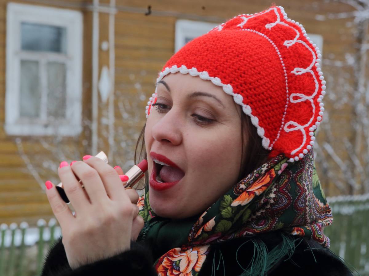 Простая инструкция, с которой справится любая Без желтизны: эксперт объяснил, как подобрать помаду под цвет зубов