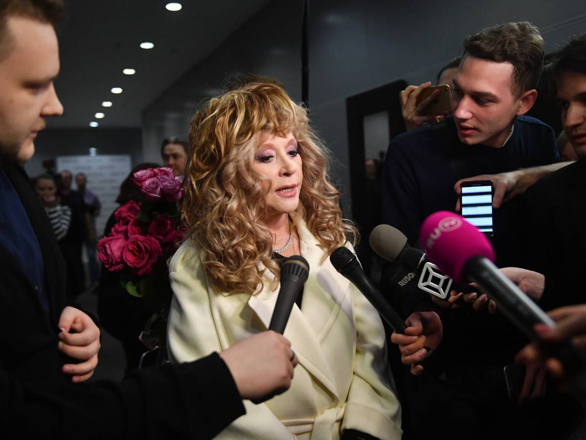 Алла Пугачева Бутылки, бокалы и бардак: бесстыдная Пугачева ушла в отрыв прямо при детях